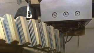 Bild 1: Drahtfunkenerosive Bearbeitung schwer zerspanbarer Werkstoffe im Turbomaschinenbau. (RWTH Aachen)