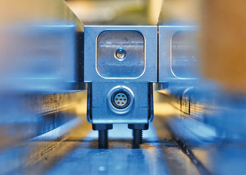 Klein, robust, effektiv: Der Smartnotch sammelt in den T-Nuten Prozessdaten direkt an der Wirkstelle – für eine optimale Prozess- und Qualitätsüberwachung während des Umformprozesses. (Bild: Fraunhofer IWU)