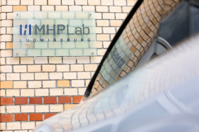 In seiner Ideenwerkstatt in Ludwigsburg entwickelt MHP auch virtuelle Trainings für die VR-Brille Apple Vision Pro.(Bild:  MHP)