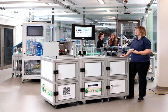 Die Smart Factory Kaiserslautern zeigt auf der Hannover Messe, wie Bauteile in die Wertschöpfungskette rückführbar sind. Zum Portfolio gehört etwa die Produktionsinsel Skye, mit der gebrauchte Bauteile bewertet werden. Auf dem Messestand können Besucher einen eigenen Modell-LKW konfigurieren und bestellen. Dabei können sie angeben, ob auch gebrauchte Bauteile verbaut werden dürfen. Hannover Messe 2024: Halle 8, Stand D18(Bild:  Smart Factory Kaiserslautern)