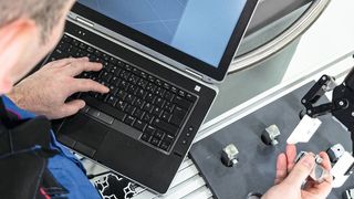 Bei der Programmierung des Roboters unterstützen verschiedene Bedien- und Eingabehilfen. (drag&bot)