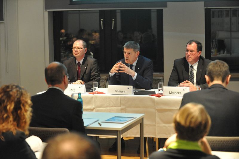 BLick auf das Podium des VCI-Presseabends: Pressesprecher Manfred Ritz, Geschäftsführer, Dr. Utz Tillmann,  VCI Dr. Hendrik Meinecke, Chefvolkswirt im Verband der Chemischen Industrie (VCI) (v.l.n.r.) (Bild: VCI)