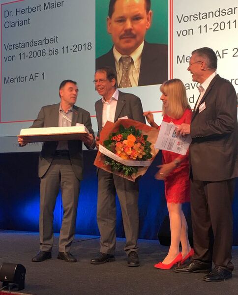 Thomas Tauchnitz wird nach vielen jahren im Namur-Vorstand offiziell verabschiedet. Grund dafür ist sein Ruhestand. Tauchnitz bleibt der Prozessindustrie als Berater und Chefredakteur „Industry“ des atp Magazins erhalten. (Kielburger / PROCESS)