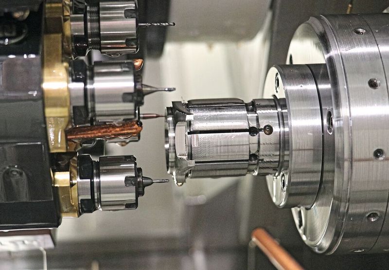 Mehr fräsen als drehen – dazu ist der 15-fach-Revolver der Biglia B 620YS mit über 30 Werkzeugen bestückt. Highlight sind die Vierfachhalter, deren angetriebene Werkzeuge für hochpräzise Bohr- und Fräsbearbeitungen sorgen.(Bild:  teamtec)