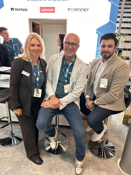 Majed Mustafa (Klopfer Datennetzwerk) bekommt bei Kirsten Meier und Michael Stapfer (noris networks) anstatt Kekse eine leckere Gulaschsuppe. (Bild: Vogel IT-Medien)