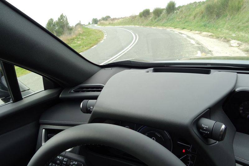 Lexus-eigen sind die „Bullenhörner“, über die sich verschiedene Fahrmodi ein- und das ESP ausstellen lassen. (Seyerlein / »kfz-betrieb«)