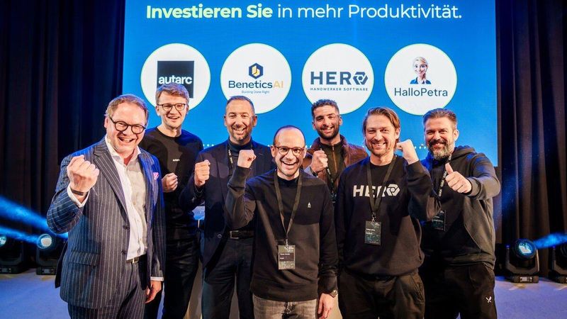 Keine Bauwende ohne das Handwerk: Robert Kroth, Geschäftsführer von Neues Bauen - 80 Sekunden (links) mit den Startup-Vertretern und Gastgeber Torben Bayer, Gira. (Bild:  Udo Geisler)