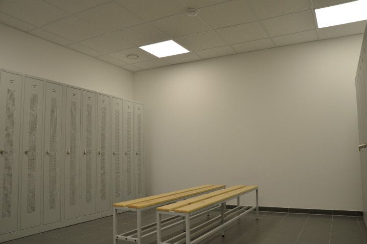 Gleich nebenan sind Umkleiden und Duschen. (Foto: Achter)