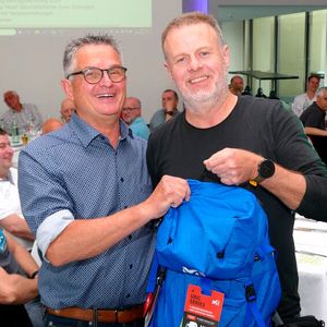 Harald Liehner übergibt an Oswald Happle (r.) ein Präsent als Ausdruck der Dankbarkeit für die langjährige Tätigkeit für die Kfz-Innung Bodensee-Hochrhein-Schwarzwald (BHS).(Bild:  Sandra Bossenmaier)