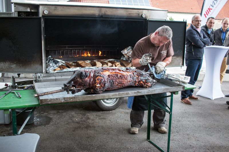 Das leckere Spanferkel wartete schon auf hungrige Gäste. (Bild: Extra Computer)