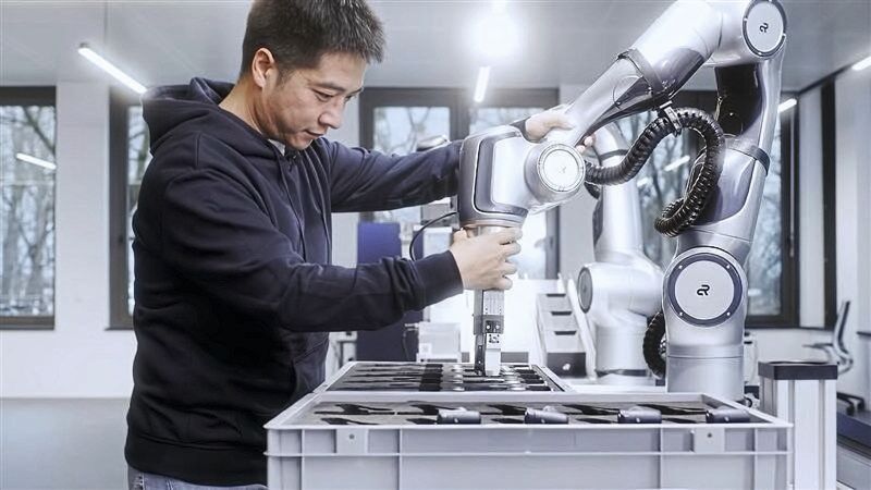 Zhaopeng Chen, CEO Agile Robots: «Hardware bildet die Grundlage eines jeden Robotes – Präzision, Stabilität und Beweglichkeit sind entscheidend. Doch ohne die richtige Software bleiben Roboter statische Maschinen.»(Bild:  Agile Robots)