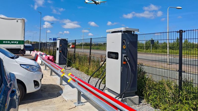 Am niederländischen Flughafen Schiphol wurde eine ChargeStack-1000-Station von Sungrow getestet und in Betrieb genommen. Sie verbindet MW-Laden mit einem Batteriespeicher bei begrenzter Netzanschlussleistung.(Bild:  Sungrow)
