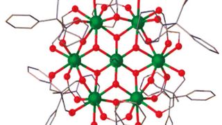 Das magnetische Molekül „Gd7“, das in dem Tieftemperaturexperiment eingesetzt wurde, hat die geometrische Struktur einer Schneeflocke. (Bild: Nature Communications)