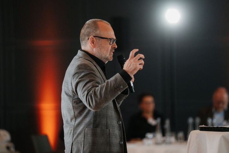 Prof. Timo Kob (Berater und Cybersicherheitsexperte) sprach unter anderem von der Rolle des Staates als Ankerkunde. (Bild: Manuel Emme Fotografie)