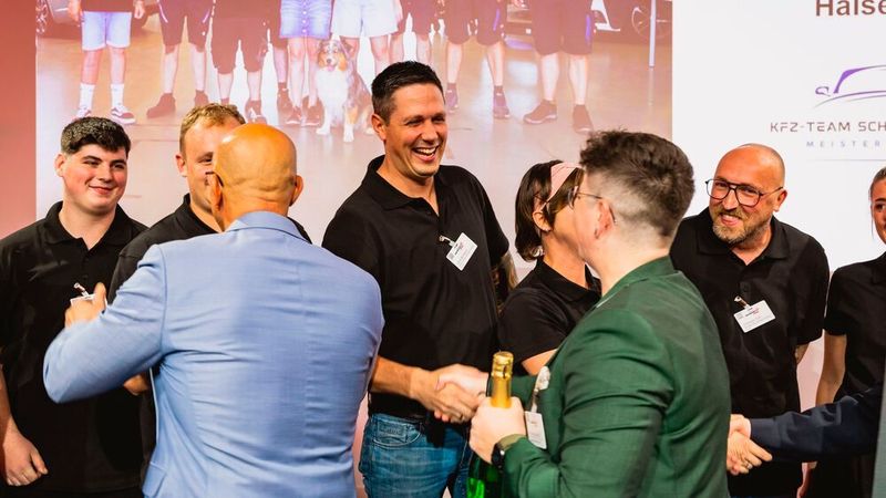 Große Freude bei Jens Schwarz vom Kfz-Team Schwarz & Melzer: ... (Bild: Stefan Bausewein)