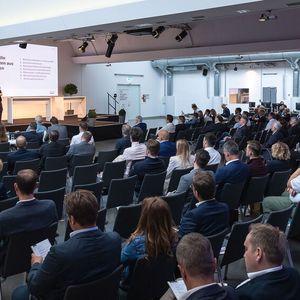 Die Konferenzteilnehmer hörten gespannt zu.(Bild:  Stefan Bausewein)