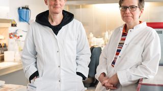 Ihnen gelang der Nachweis, dass Asbest fast 40 Jahre in der Lunge bleibt: Inke Feder (links) und Andrea Tannapfel     (© RUB, Kramer)