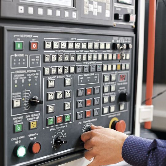 Mithilfe von Potentiometern werden Sollwerte an Maschinen und Anlagen eingestellt. Mithilfe von Potentiometern werden Sollwerte an Maschinen und Anlagen eingestellt.