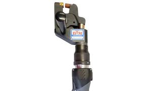 Ulbg 452 heißt das neueste akkubetriebene, mobil nutzbare Clinch- und Stanzgerät von BTM Verbindungstechnik. Ergonomisch optimiert, mit X-Bügel (Scherenkopf), einer Ausladung von 31 mm und seinem 6-mm-Hub sowie einem leistungsstarken Lithium-Ionen-Akku, der zwischen 200 und 300 Clinchzyklen pro Aufladung möglich mache, soll dem Anwender die tägliche Arbeit deutlich erleichtert werden. (BTM)