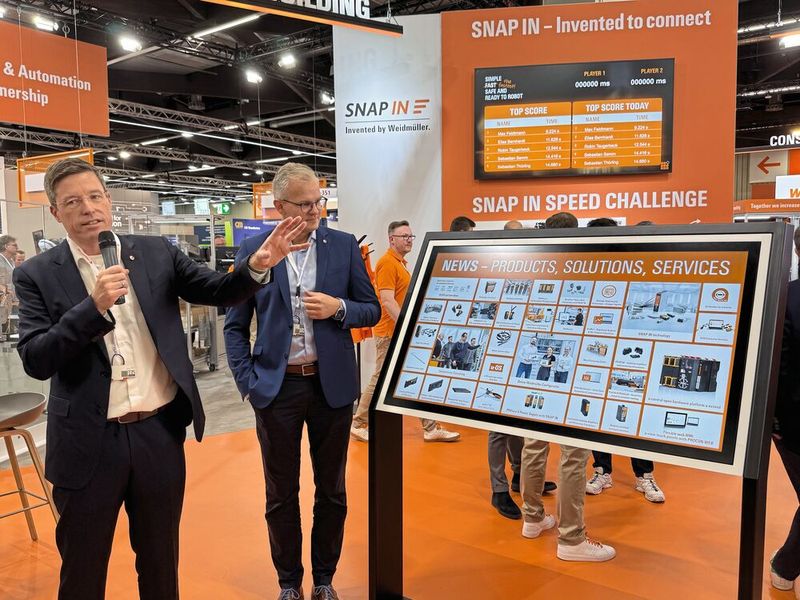 Weidmüller auf der SPS: Zwei Geschäftsführer führen durch den Stand. (Bild: MC/VCG)