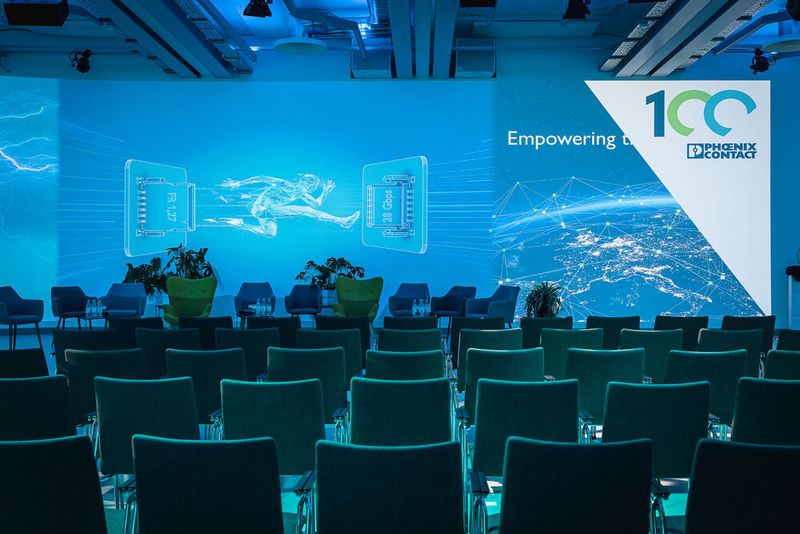 Anwenderkongress Steckverbinder 2023: Tag 1 mit Basisseminaren, Podiumsdiskussion und Posterslam. (Bild: Stefan Bausewein)