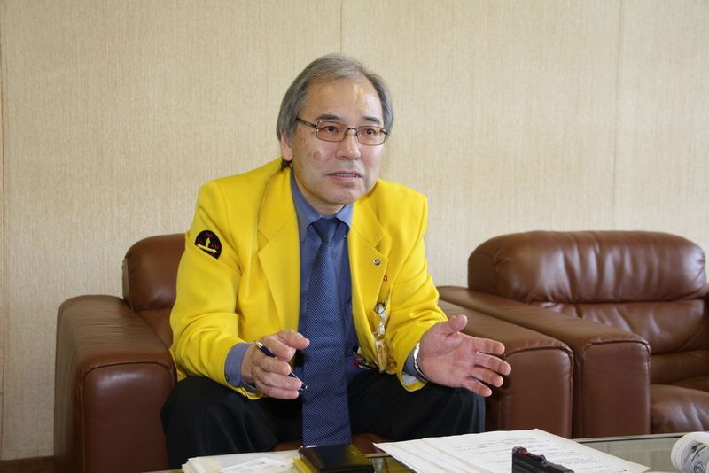 Yoshiharu Inaba: „Die Kunden verstehen die Vorteile einer Kopplung von Werkzeugmaschinen und Robotern immer besser. In unserer eigenen Produktion haben wir schon viele derartige Systeme in Zusammenarbeit mit den wichtigsten Werkzeugmaschinenbauer installiert. Dies ermöglicht eine bis zu 720 Stunden mannlose Fertigung in unserer Zerspanung.“ (Archiv: Vogel Business Media)
