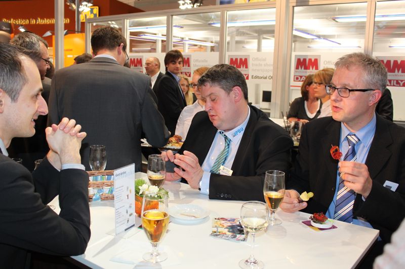 Am Dienstagabend wurde bei der Vogel Business Media am Messe-Stand in Halle 9 traditionell auf eine erfolgreiche Hannover Messe 2014 angestoßen. Gute Gespräche und Live-Musik von der Band „Famos“ sorgten bei den zahlreichen Standpartygästen für eine ausgelassene Stimmung. (Siegl/Vogel Business Media)