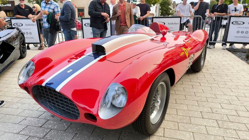 Rund 11,76 Millionen Euro erzielte dieser Ferrari 410 Sport Spider aus dem Jahr 1955. Er war das letzte Modell der Sportwagenlinie mit Lampredi-V12-Motor. Gerade einmal vier Exemplare wurden gebaut, davon drei Spider und ein Berlinetta. (Bild: classic analytics)