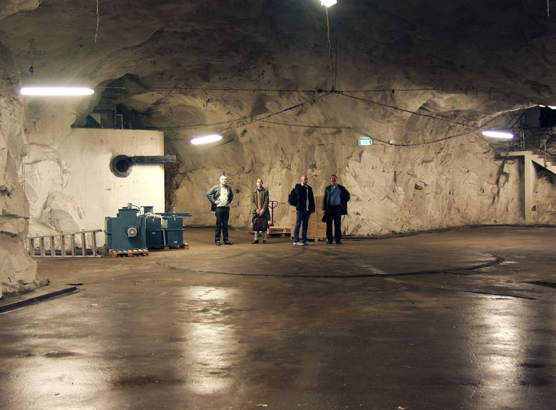 Pionen White Mountains ist das größte Rechenzentrum des schwedischen Internet Service Providers Bahnhof AB. Es wurde in einem ehemaligen Zivilschutzbunker eingerichtet und befindet sich unter rund 30 Metern Fels unterhalb des Parks „Vita bergen (Weiße Berge)“ im Stockholmer Innenstadtbezirk Södermalm. (www.bahnhof.net)