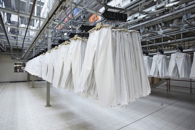 Im Zwischenlager wartet die Kleidung auf den Versand – sortiert nach Tour, Kunde und Mitarbeiter. (Bild: DBL)