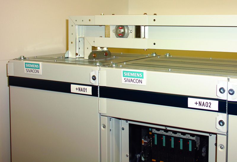 Für die neueste Niederspannungs-Schaltanlagen-Generation Sivacon S8 von Siemens und auch für andere Modelle gibt es Adapter zum direkten Anschluss der Stromschienen des Systems LX an die Hauptsammelschienen. (Archiv: Vogel Business Media)