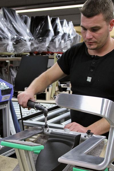 Bild 4: Die Schrauben am Kniegelenk werden drehmomentgesteuert montiert.  (Bild: Atlas Copco)