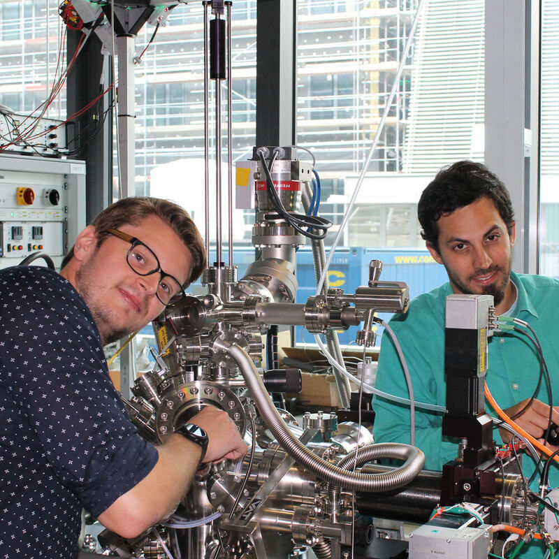 Florian Schrenk (links) und Christoph Rameshan entwickeln neuartige Perowskit-Katalysatoren.