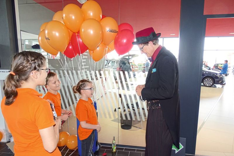 Während der Besichtigungen sorgte ein Clown für Kinderunterhaltung. (Bild: Früchtl)