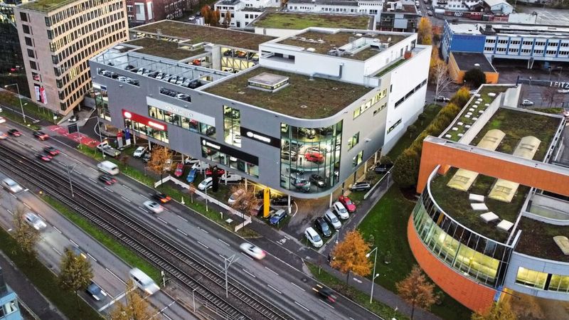 Auch aus der Vogelperspektive beeindruckend: die Von-der-Weppen-Zentrale an der Heilbronner Straße in Stuttgart. Die Autohaus-Gruppe war 2023 im Onlinegeschäft besonders erfolgreich unterwegs, sowohl im Vertrieb von Gebraucht- als auch Neuwagen. (Bild: Autohaus von der Weppen)
