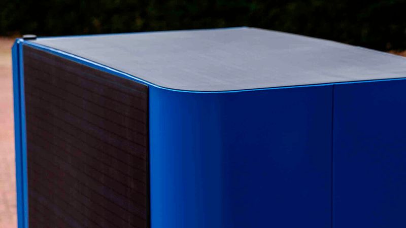 Auf dem Dach und an den Seiten der Cargobox sind Solarpanele montiert, die laut Hersteller bis zu 545 Wp bereitstellen sollen. (Bild: Need The Globe)