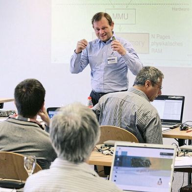 Linux-Trainer und Best-Speaker-Preisträger: Mit didaktischem Geschick, großer Leidenschaft und unverwechselbarem Akzent „brennt“ der Ur-Bayer die Basics und Feinheiten von Linux in die Köpfe der Entwickler.  (Bild: VCG)