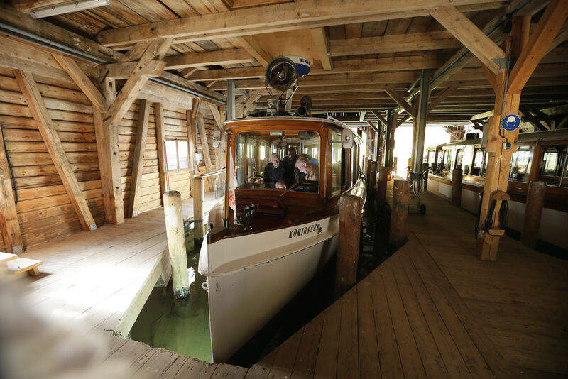 Ein typisches Boot aus der Flotte der Seenschifffahrt. Es ist 20 m lang, 3,5 m breit und aus edlen Holzarten handgearbeitet. Im Inneren finden bis zu 93 Passagiere auf Holzbänken im Stil der 20er Jahre Platz. (Bild: Siemens AG/ Pictures of the Future)