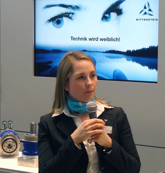 Dr. Anna-Katharina Wittenstein präsentiert auf der Hannover Messe 2009, warum Technik weiblich ist. Bild: Michel (Archiv: Vogel Business Media)