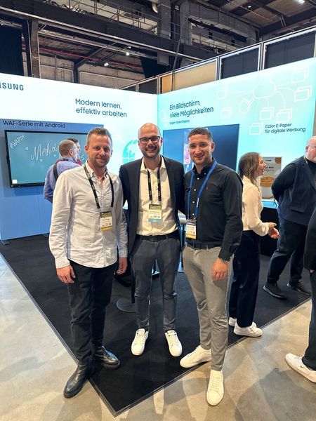 (v. l.) Fabian Schuller (l.) und Nicolas Schreiber (Samsung) mit Sven Birkenmeier (m., Kern & Stelly). (Bild: Vogel IT-Medien GmbH)