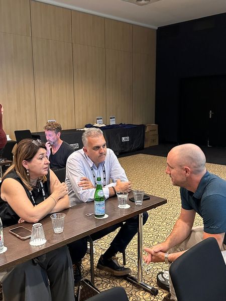 Fraser Heaslip (UAG) nimmt sich immer Zeit für seine rumänischen Kunden. (Bild: Vogel IT-Medien GmbH)