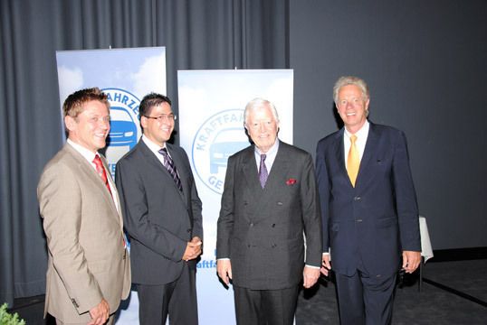 Begrüssten den Nachfolger: ZDK-Vizepräsident Wilhelm Hülsdonk, Nachfolger Neofitos Arathymos, ZDK-Präsident Robert Rademacher und ZDK-Vizepräsident Ulrich Fromme (v.li.). (Archiv: Vogel Business Media)