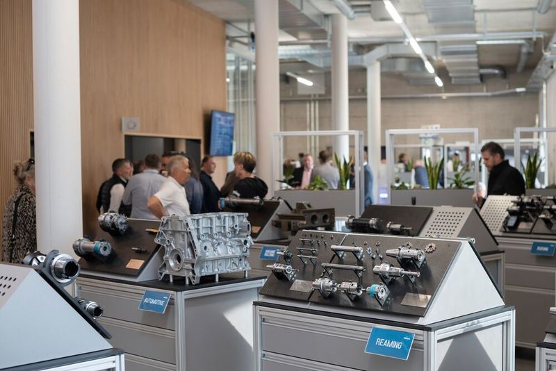 Auf über 1000 m² vereint das Urma Experience Center industrielle Fertigungstechnologien, Live-Demonstrationen und praxisorientierte Schulungsmöglichkeiten unter einem Dach. (Bild: Urma AG)