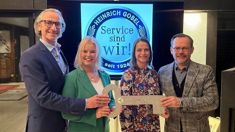 Die Geschäftsführer-Ehepaare der Autohäuser Flebbe-Weicker und Heinrich Göbel bei der Schlüsselübergabe: (v. l.) Thomas und Yvonne Holler mit Stefanie und Stefan Göbel.(Bild:  Autohaus Heinrich Göbel)