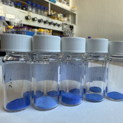 Een voortreffelijk kleurenpalet: de nanokleurstof „Zurich Blue“ (Afbeelding:Empa)