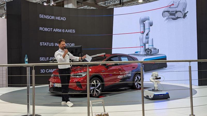 Einen großen Aufschlag auf der Messe mit einem spektakulären Konzept feierte Maha. Der Maschinenbauer zeigte mit „MAIA“ den wohl ersten Werkstattroboter, der diverse Servicearbeiten autonom erledigen kann. (Bild: Dominsky – VCG)