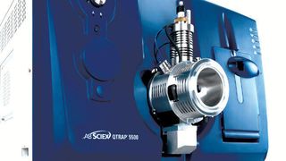Entwickelt wurde die neue Methode auf einer AB Sciex LC/MS/MS-Konfiguration, die aus einem AB Sciex QTrap 5500 LC/MS/MS System (Bild) besteht, das mit einem Eksigent ekspert micro LC-System gekoppelt ist. (Bild: AB Sciex)