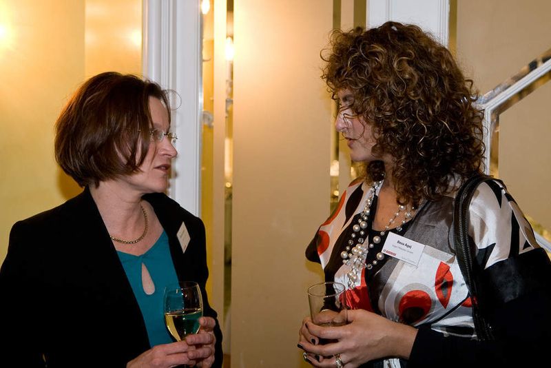 Monika Becker von der Duttenhofer Group (li.) mit Besa Agaj von IT-BUSINESS. (Archiv: Vogel Business Media)