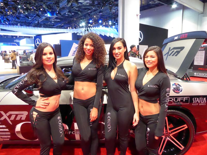 Bei den Girls hatte keiner ein Auge für die Autos übrig. (Bild: IT-BUSINESS)