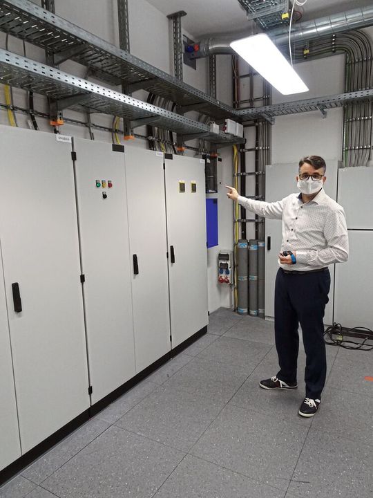 Olaf Herr, Head of Channel Management Smart Industries bei Bachmann, zeigte uns vor Ort, wie das DC-Netz beim Elektronikunternehmen funktioniert.(Bild:  Gary Huck - VCG)